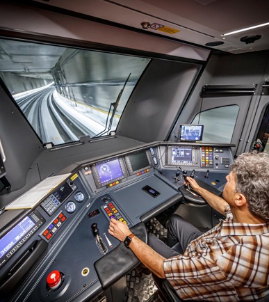Lokführer im Cockpit der Lok